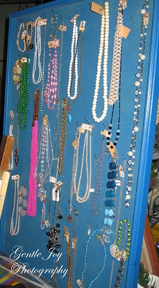 Best way to display jewelry for sale shop